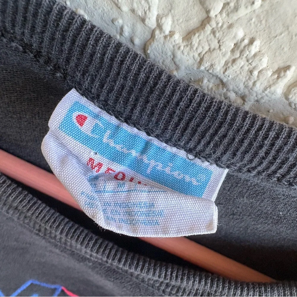 Vintage distressed embroidered black champion shirt - Picture 4 of 5
